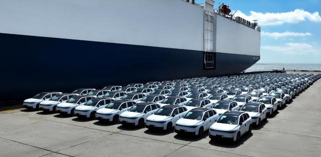 特朗普通告全球，将对法国加税200%，不到24小时	，马克龙喊话中国