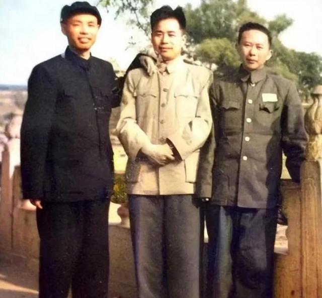 疯子将军王近山晚年照，小20岁妻子和女儿幸福同框，一家人颜值高