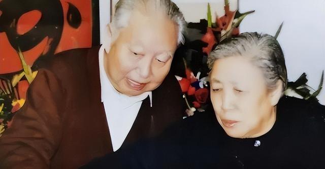 华国锋的夫人韩芝俊有多美？1961年的全家留影，30岁她端庄贤惠