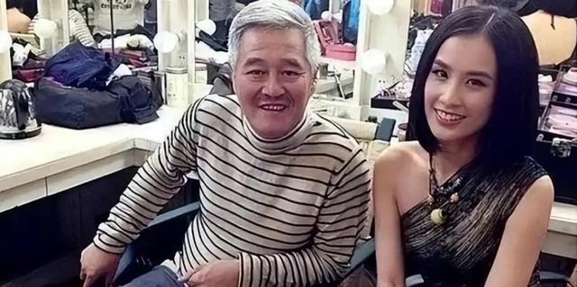 陪玩陪睡根本不够！认干爹、舔手指，背地里的阴暗面彻底藏不住了