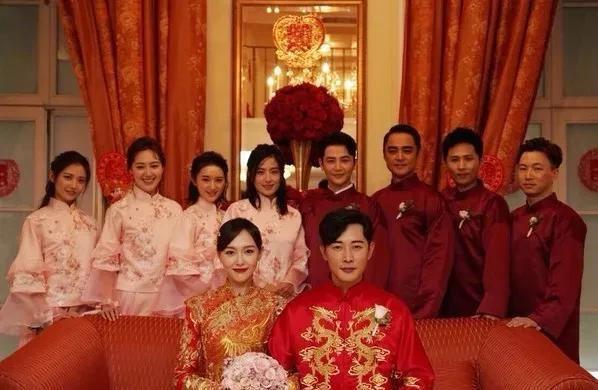 罗晋父亲葬礼后，唐嫣罗晋一路热聊一同离开，明道等艺人随后离开