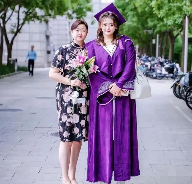 刘禹彤北京师范大学毕业照令人羡慕！不仅可爱还很能打！