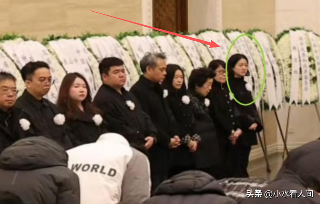 杨振宁葬礼今日举行！遗体覆盖国旗，不是儿子捧遗像，翁帆站首位