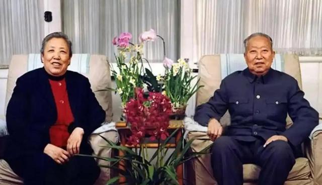 华国锋夫人韩芝俊有多美？1961年全家在长沙留影，30岁她端庄贤惠