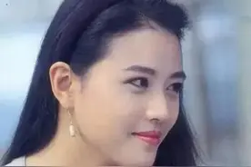 57岁周海媚不结婚不生子，一人在北京种花养狗，享受孤独图片