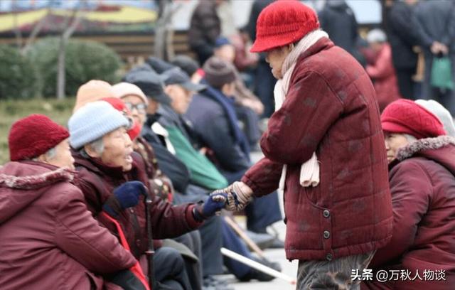 中国将迎来“死亡高峰期”:一代人集体老去，人口天平彻底倾斜