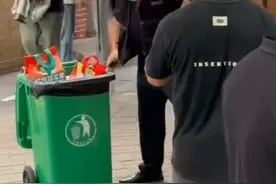 湖南一高校职工将学生外卖扔入垃圾桶，最新回应：个人行为，学校将统一赔偿图片