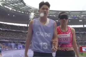 感动！残奥会上陈圣明领跑盲人运动员晋级半决赛，网友：我哭死！图片