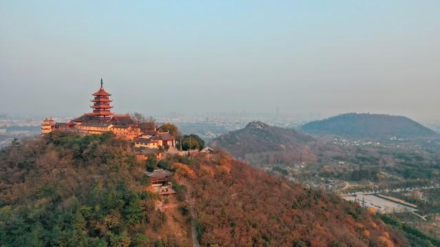 江苏深秋封神路线！红叶燃山野，银杏铺禅径，13城秋韵一次锁死