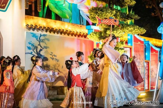 武汉最大发财树，三层楼高，明天亮！