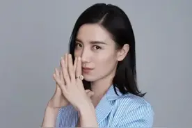 宋佳长了一张国泰民安的脸，与王丽坤同框，气场强太多了图片