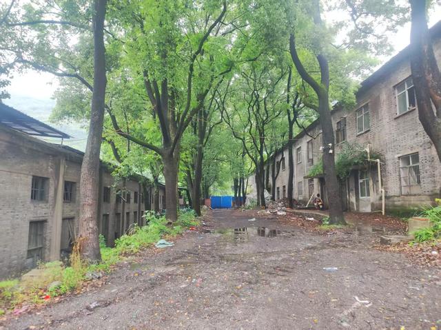 广安华蓥低调的军工厂，青砖灰瓦古朴古香，搬迁多年厂区依然闹热