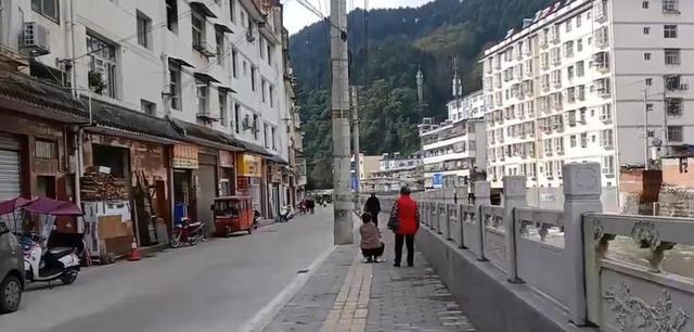 陕西安康小县城，地广人稀县城只有两万人，风景秀丽好有烟火气