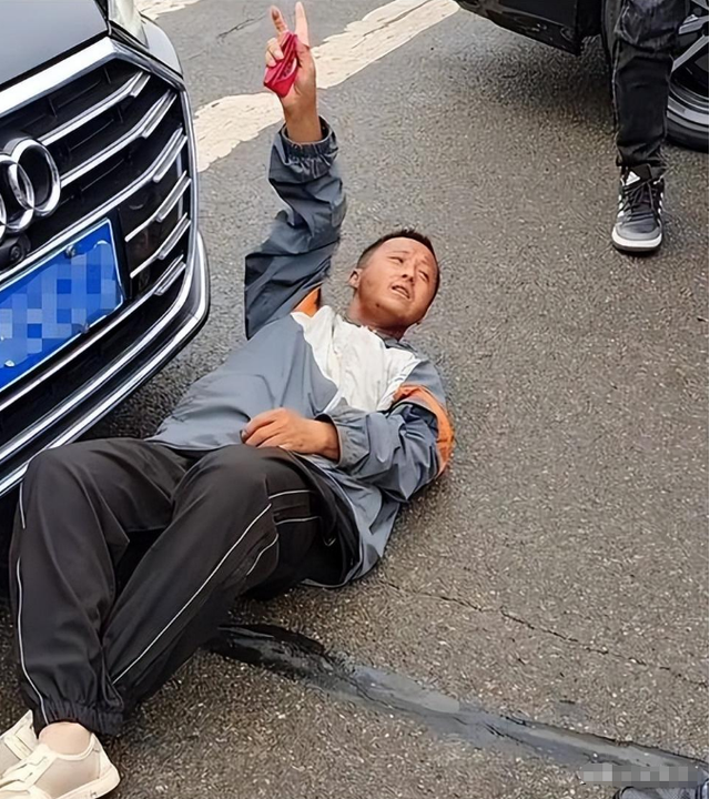 拦婚车要香烟后续，新娘被气哭，6人被警方处罚，网友拍手叫好，