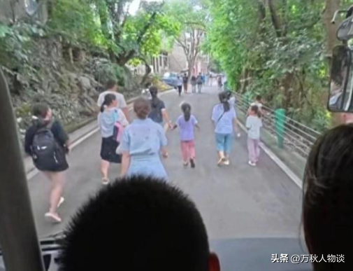 狂妄！黄果树瀑布景区一群人肉身堵车，态度十分嚣张，致交通瘫痪