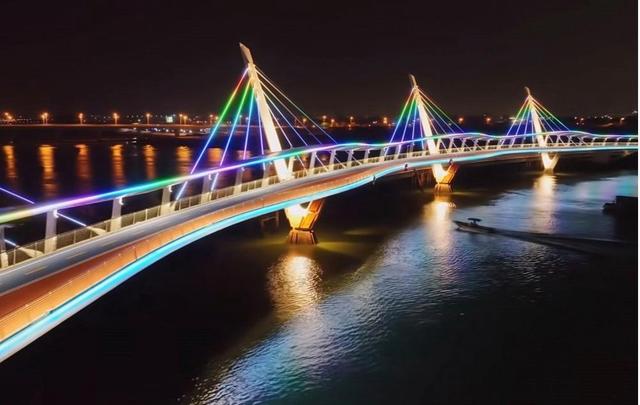 厦门环东之眼景观慢行桥，东西两段横跨西溪入海口，全长约769米