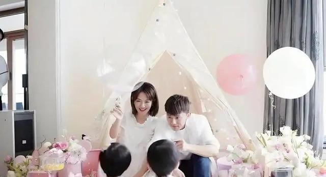 谢娜夫妇带三女儿外出，有谁注意跳跳俏俏的保姆？刷新了我的认知