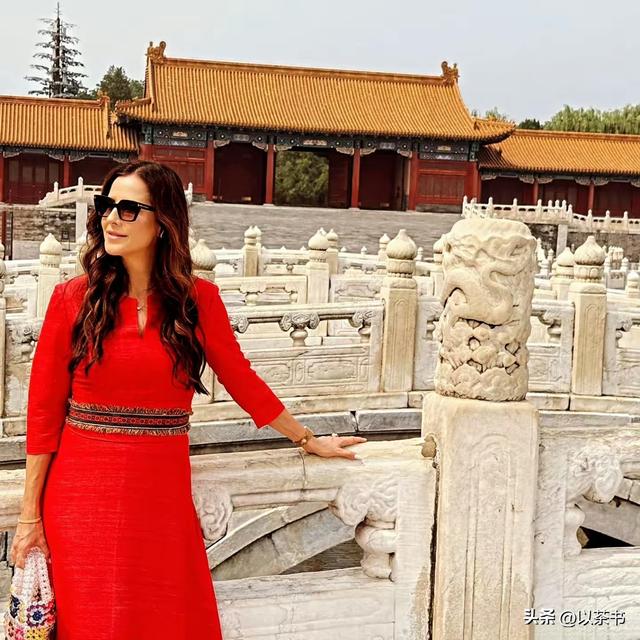 故宫为她开放！塞尔维亚第一夫人穿中国红北京一日游，美得不像话