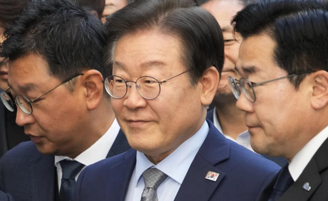 中国两邻国已做选择，特朗普是真没想到，美方：中国还在狂抛美债