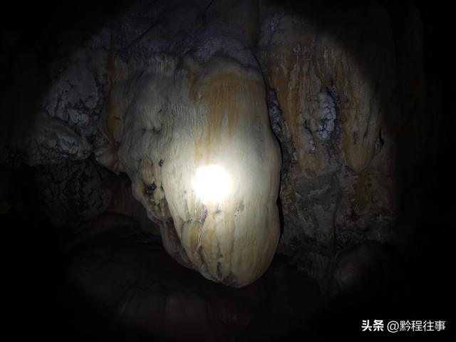 探险贵州深山原始溶洞，遇见一个躲匪洞、一座红军坟