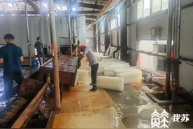 需求量大增！制冰厂24小时生产图片