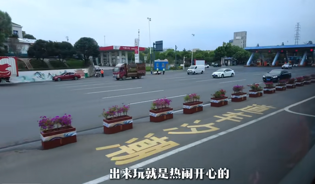 活久见！湖北小伙报团旅行，大妈车上当众大便，全员被臭的捂鼻子