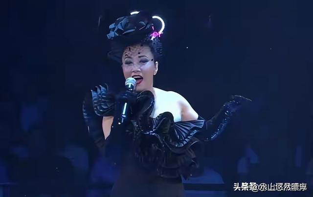 78岁连路都走不稳还开演唱会，全网骂声一片，她却扬言回馈粉丝