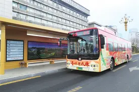 开启夜游新体验 太原观光巴士发车图片