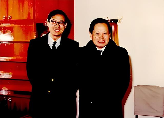 八宝山送别杨振宁：市民冒寒排长队守灵，挚友曝临终仍念学子