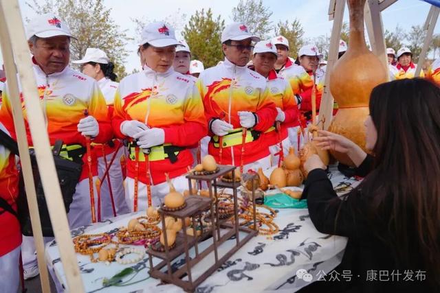 重阳登高暖意浓 银龄健步承古风