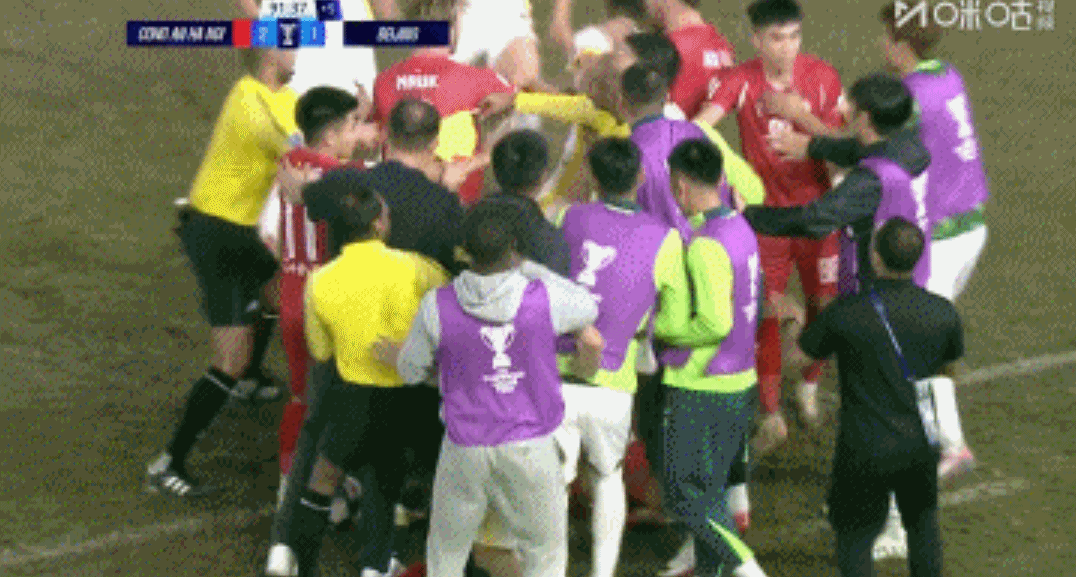 亚冠赛场“火爆一幕”：曹永竞冲动行为遭亚足联重罚