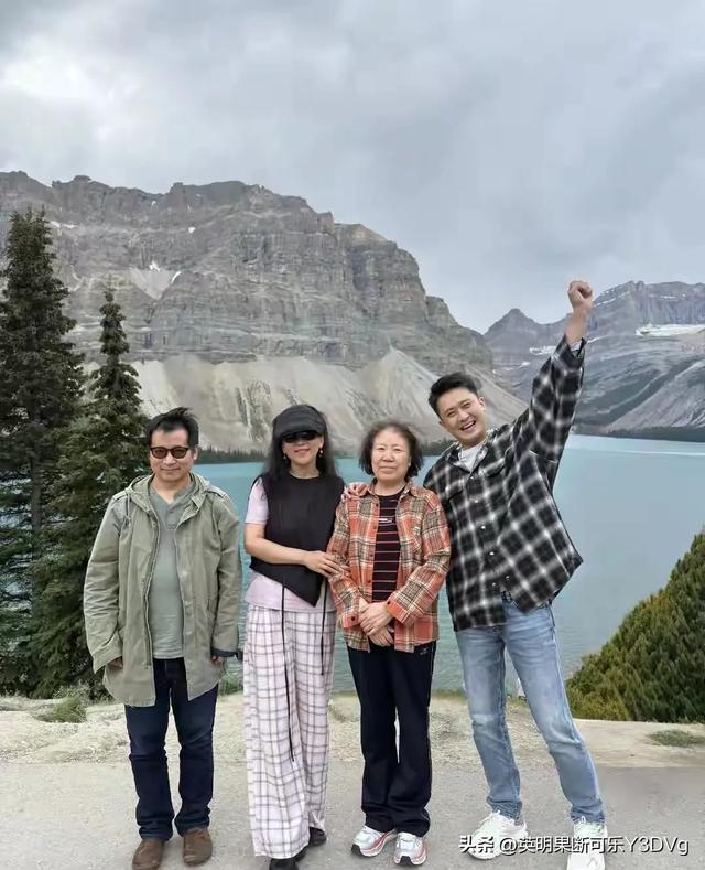 主持人杨帆一家在加拿大旅行，俩女儿一个像爸一个像妈，好幸福