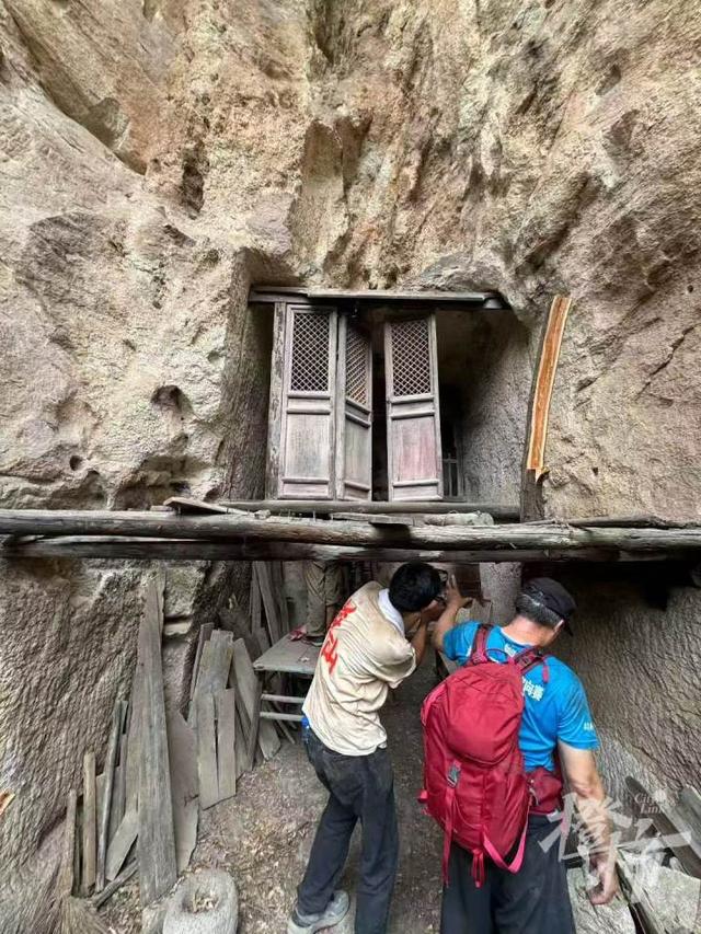 华山险峰发现神秘洞窟和汉代塑像？ 景区回应橙柿：相关地点已管控，不建议大家打卡