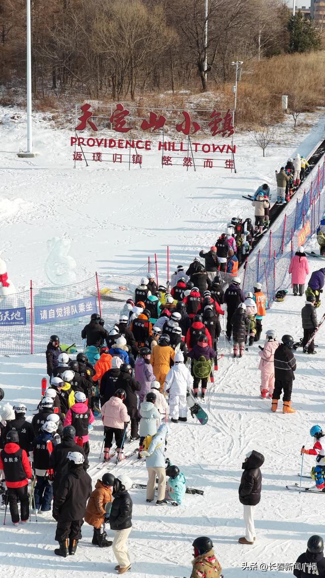 天定山滑雪场雪假迎高峰 游客爆棚