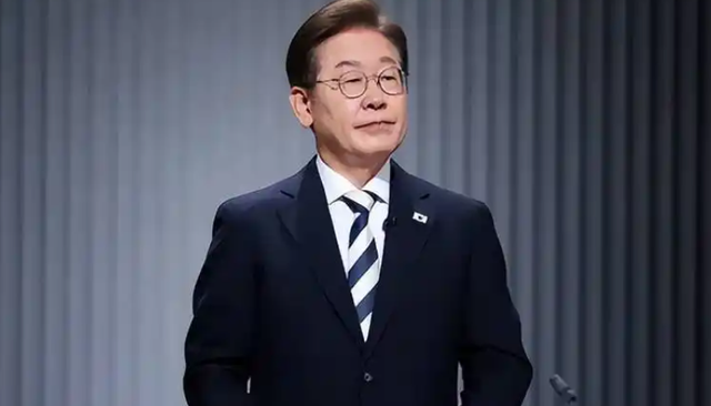 李在明收到中国阅兵邀请，想了13天用4字回应，要看特朗普脸色