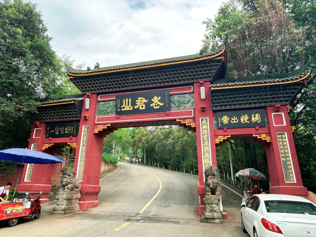 成都地铁直达！被低估的小众徒步秘境，10元斋饭好吃吃到撑