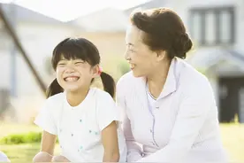 “最年轻姥姥”走红，抱外孙逛商场引路人围观，网友：这是妈妈吧图片