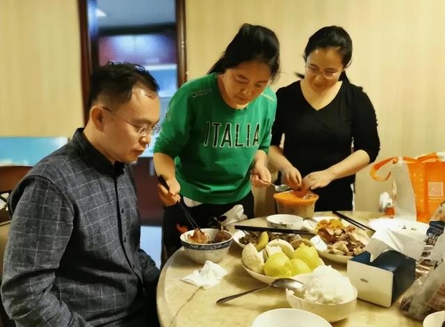 世道不公，蔡磊妻不再隐瞒，自曝真实处境，6岁儿子成“牺牲品”