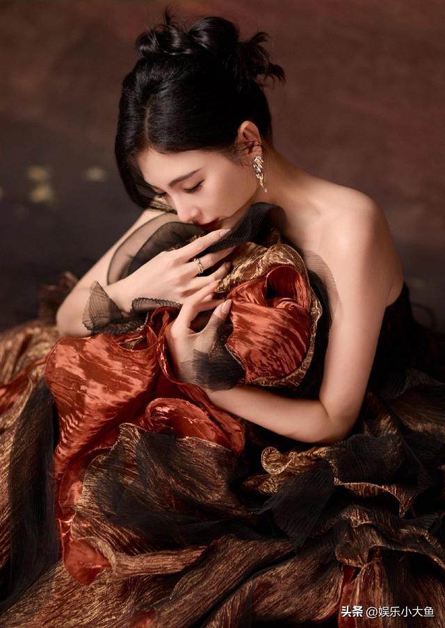 张雨绮亮相国剧盛典红毯，一袭华丽的层叠抹胸裙摆，身材火辣完美