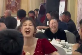 10月12日山西，婚礼现场新娘忙着搂席，伴郎一首大花轿直接笑翻全场！图片