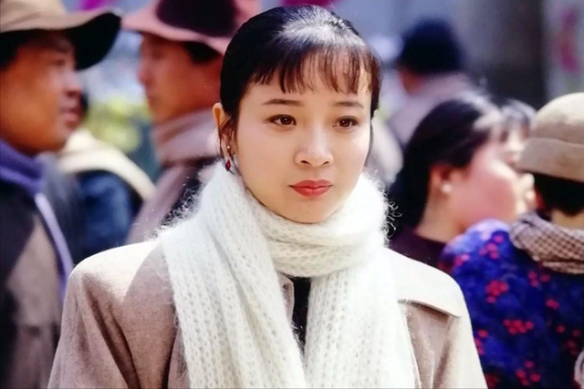 她是国家一级演员，多次给坐轮椅丈夫戴绿帽，如今儿子也是演员