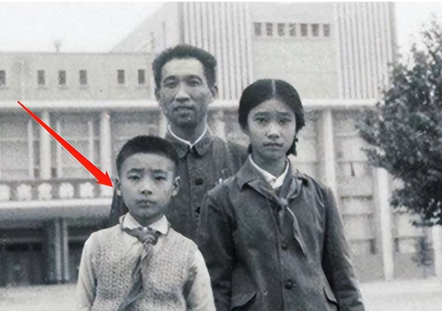 事实证明，54岁“丁克”了半辈子的康辉，早已走上了另一条大道