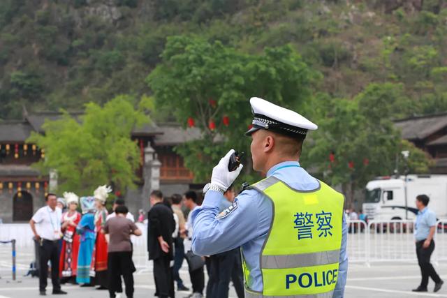 高铁穿云来!有问题,找警察“阿哥”~