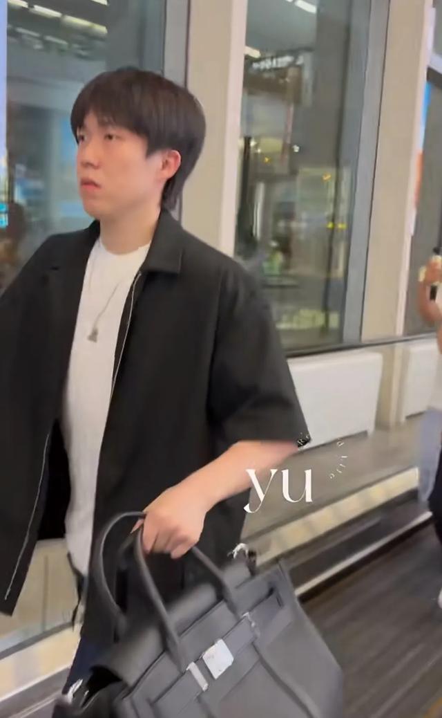 国乒暴雨天落地北京，王楚钦王曼昱等待拿行李。两天后出发瑞典！