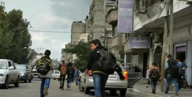 废墟搭帐篷办影展，加沙女性借光影，诉说战乱中的苦难与希望！