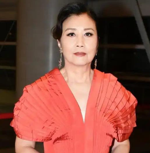 78岁连路都走不稳还开演唱会，全网骂声一片	，她却扬言回馈粉丝