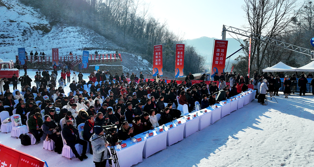冬天的利州月坝可以滑雪，雪道难度适中，适合亲子家庭！