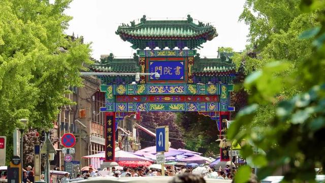乘坐全国首辆唐诗主题观光车 沉浸式体验西安的唐诗文化