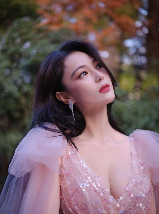 张馨予太丰满，穿深V裙都兜不住好身材，我感慨：资本果然会选人