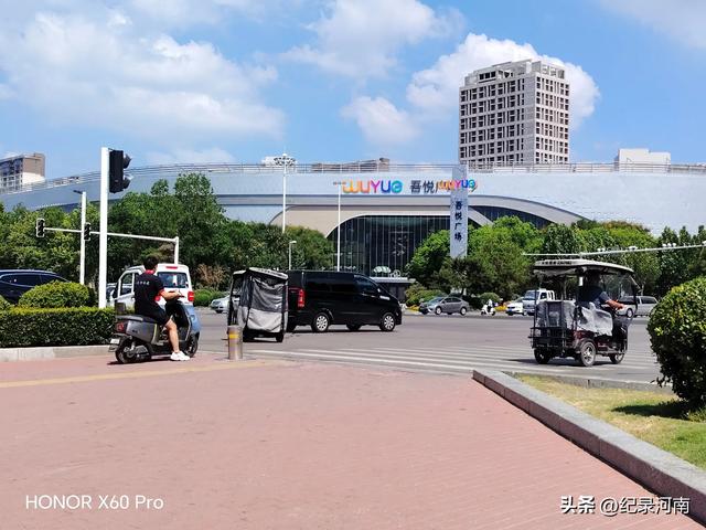 信华建国酒店和新城吾悦广场，如同商丘市中心城区的两颗璀璨明星